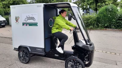 Employee of "Rollende Gemüsekiste" in a green jacket testing the Cargo PACK as part of the "flottes Gewerbe" initiative.