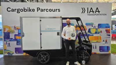 IAA: Mubea Mitarbeiter mit Award "Cargobike of the Year" in der Hand vor dem Cargo PACK