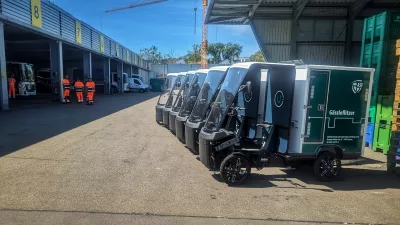 Lined-up Mubea cargo bikes next to each other on the premises of Abfallwirtschaft und Stadtreinigung Freiburg GmbH. 