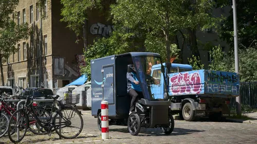 Amazon-Lieferant in Berliner Innenstadt mit Cargo PACK. Auf dem Lastenrad steht "E-unterstütztes Fahrzeug".