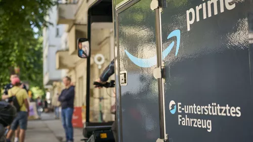 Amazon-Lieferant mit Cargo PACK in Berlin von der Seite.