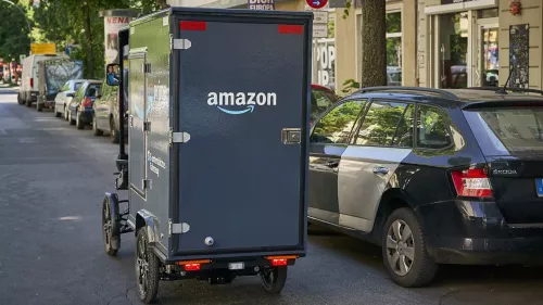 Cargo PACK von hinten in Berliner Innenstadt für Amazon