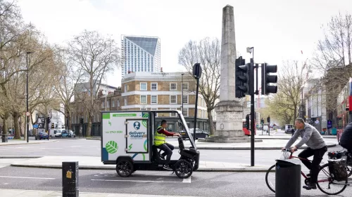 Mitarbeiter von Delivery Mates mit Mubea Cargo PACK, das mit deliverymates Logo foliert ist, in London.