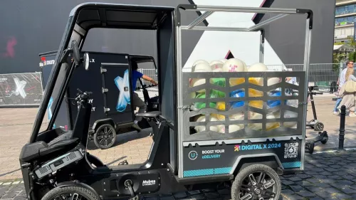 Digital X 2024: Cargobike von der Seite. Auch E-Scooter sind zu sehen