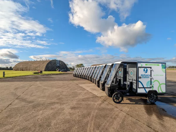 Fünfzehen Cargo PACKs stehen aufgereiht für Delivery Mates